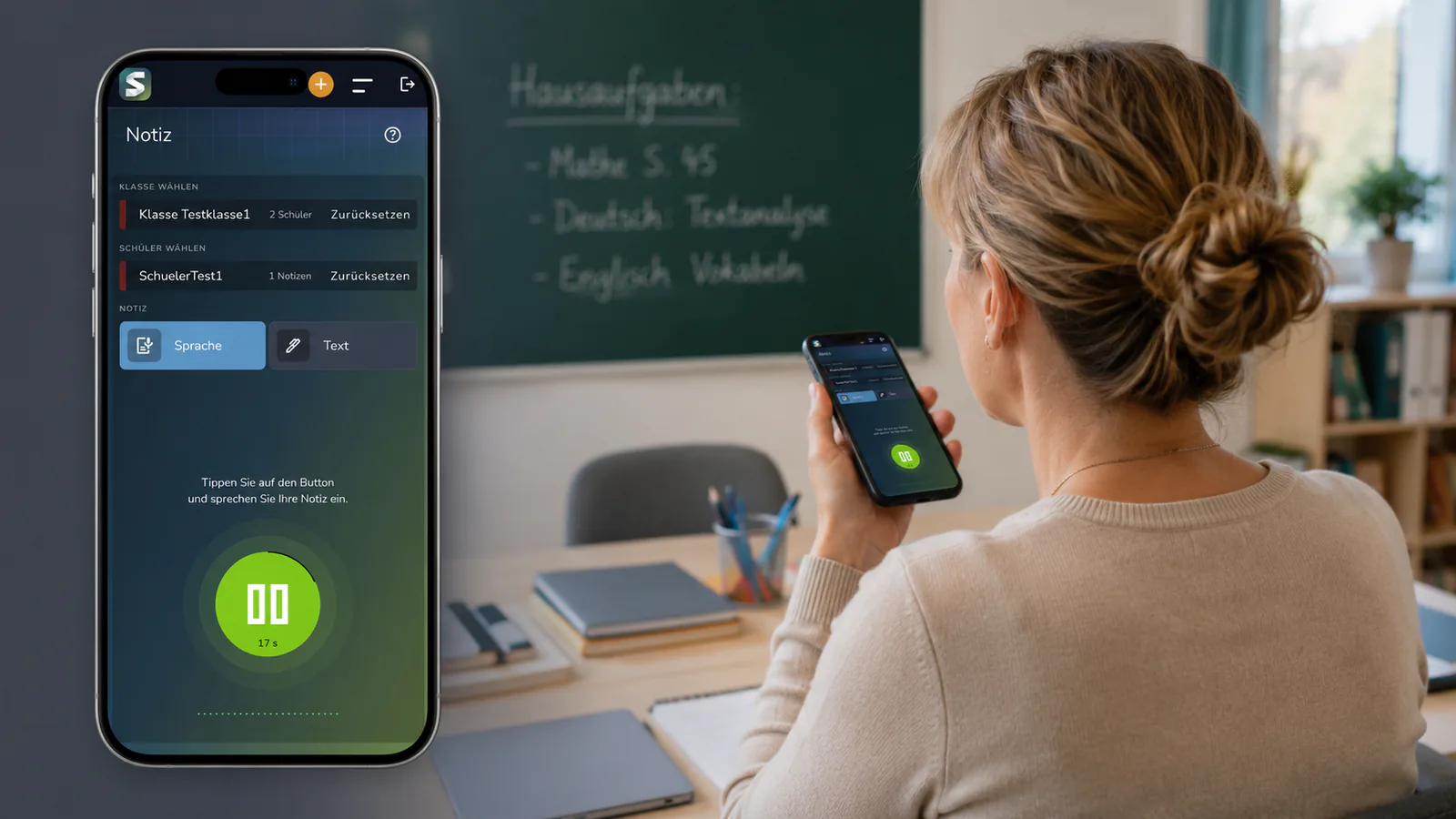 Lehrerin im Klassenzimmer spricht eine Beobachtung in die KI-App Schevi auf ihrem Smartphone
